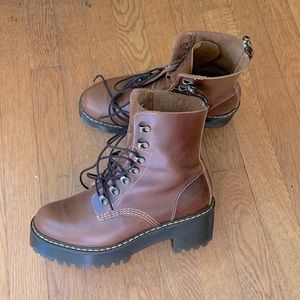 Sz 8 - Dr. Martens Leona - Boots to kick booty
